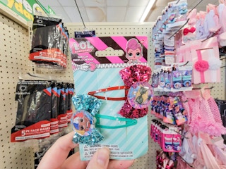 hand holding a 2 pack of lol surprise hair clips