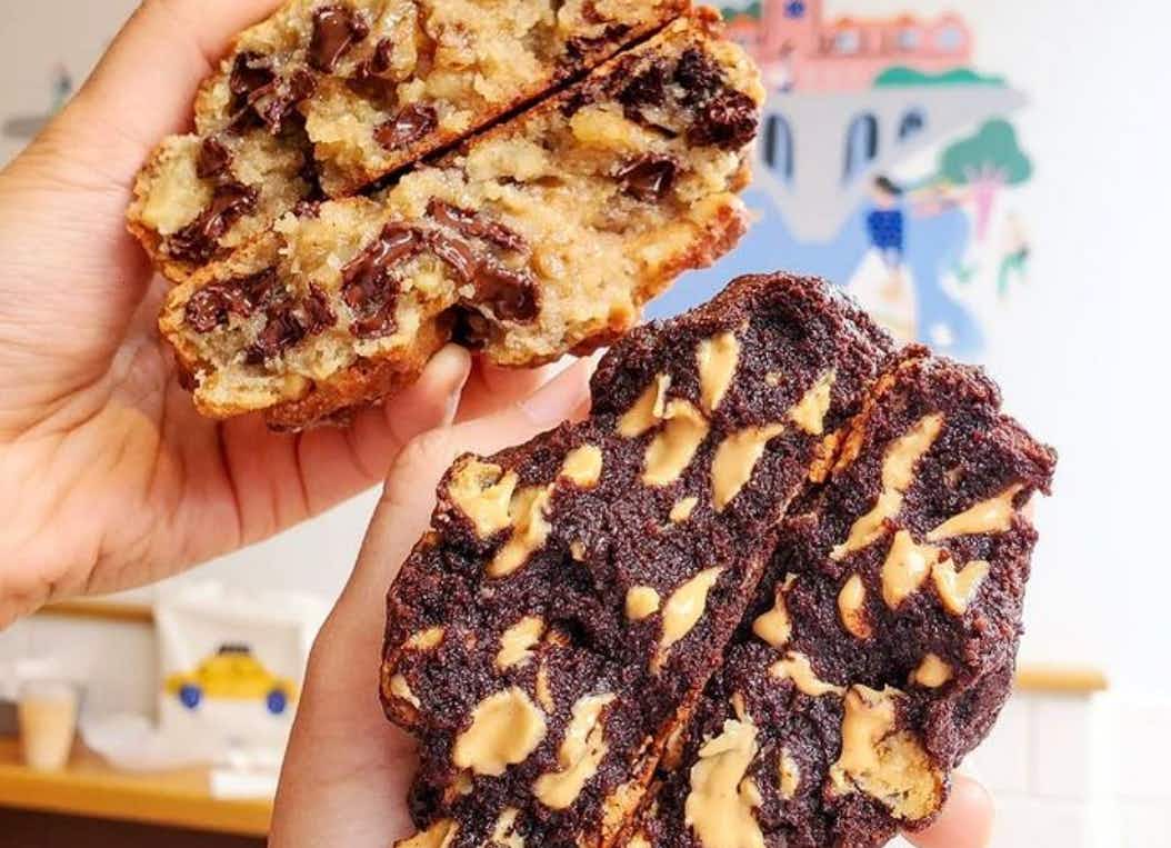https://prod-cdn-thekrazycouponlady.imgix.net/wp-content/uploads/2022/08/levain-bakery-national-chocolate-chip-cookie-day-2022-1659472563-1659472563.png?auto=format&fit=fill&q=25