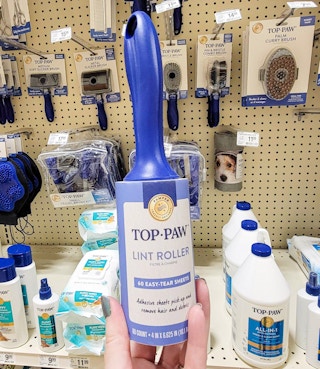 hand holding a lint roller