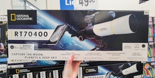 hand holding a telescope