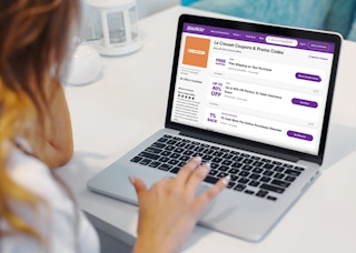 woman at laptop with Le Creuset RetailMeNot screenshot