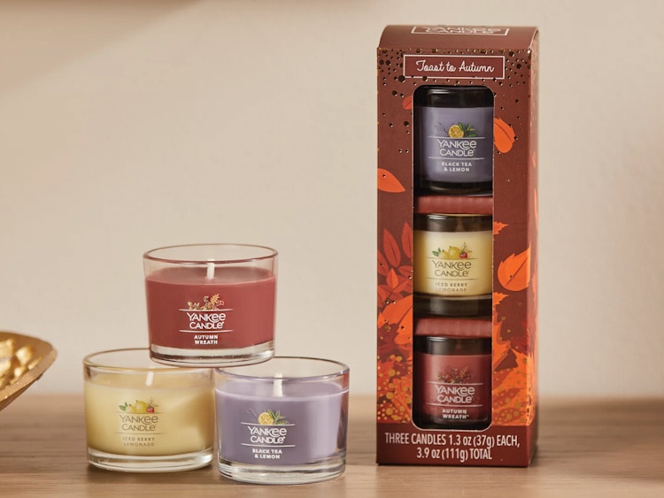 Some fall scented Yankee Candle candles on a table.