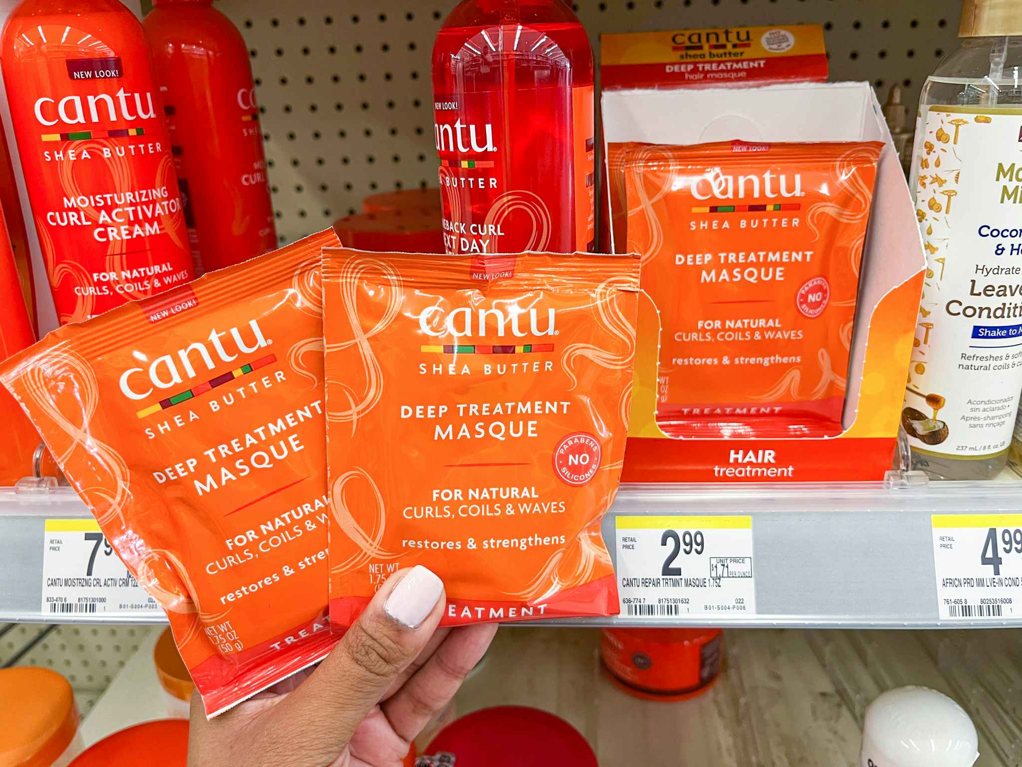 hand holding cantu masque