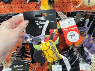 hand holding a cauldron with hocus pocus characters in it cat toy