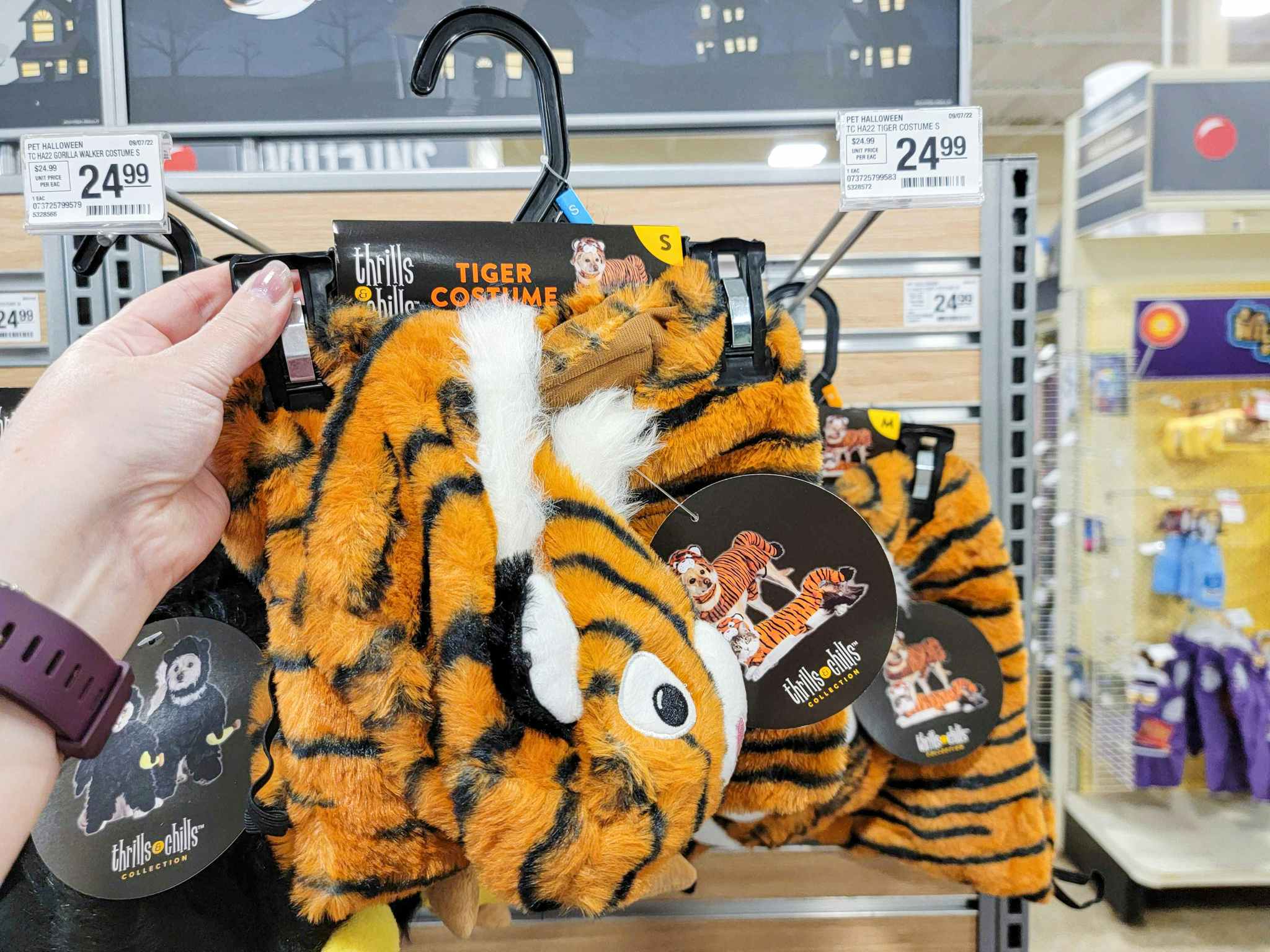 hand holding a tiger pet costume