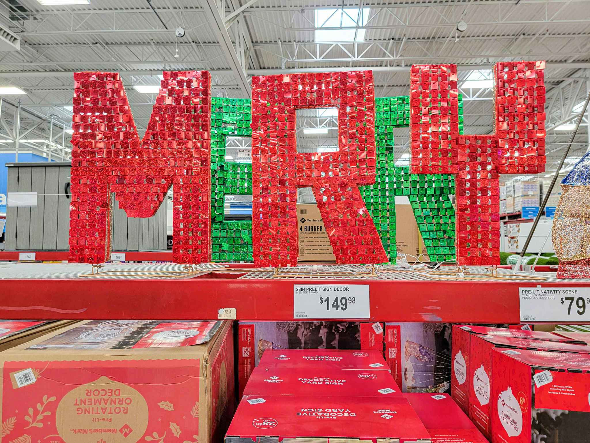 alternating red and green letters that spell merry