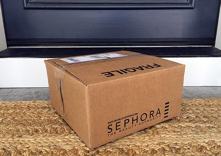 sephora box sitting on front porch welcome mat