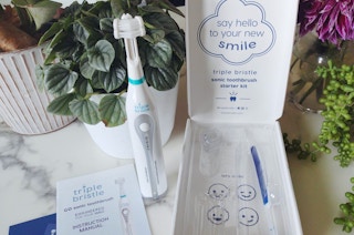 triple bristle sonic toothbrush sept2022 b 1663351323 1663351323