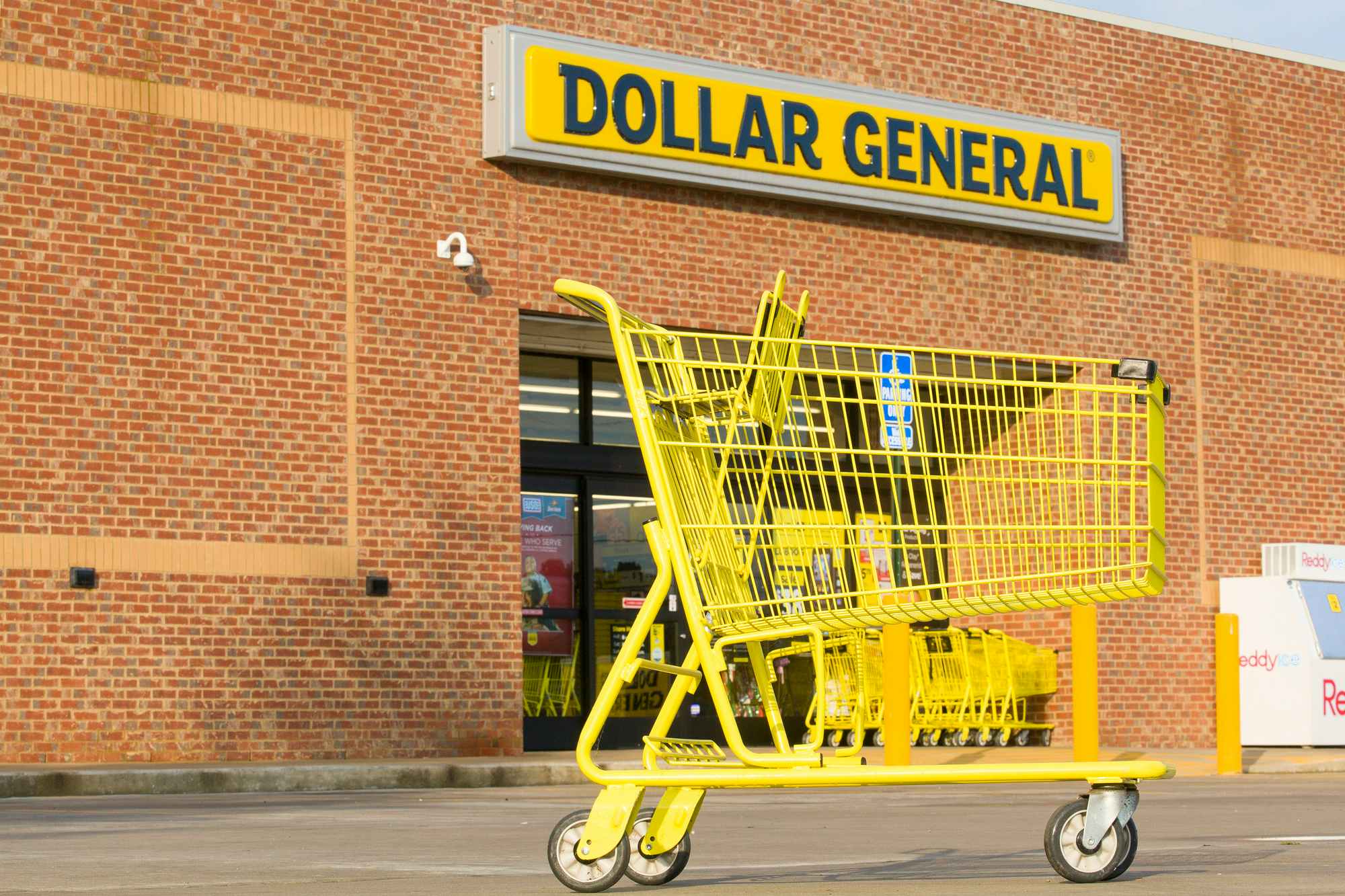 dollar general storefront exterior with yellow cart