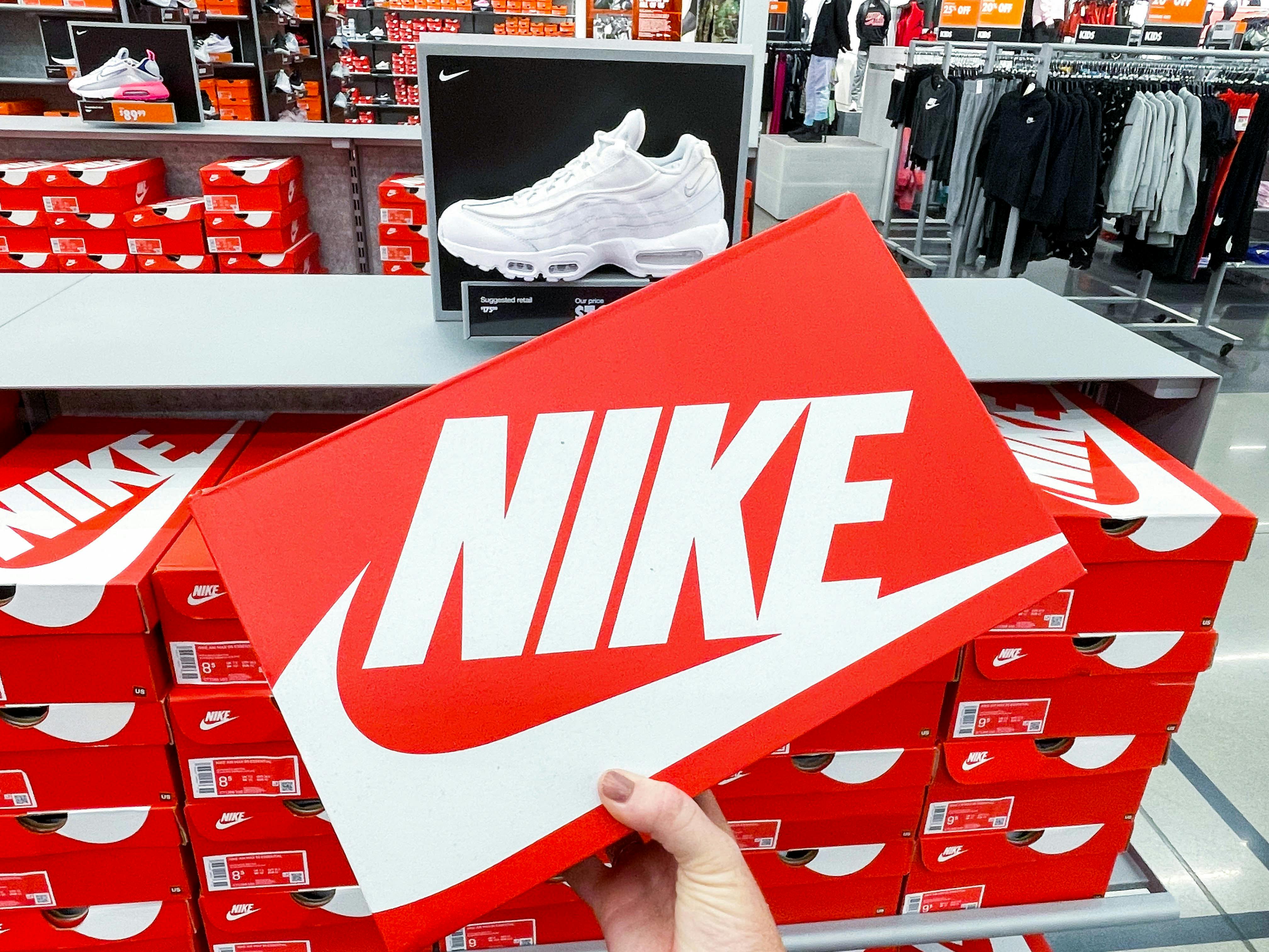 nike-store-shopping-guide-shoes-shoeboxes-17