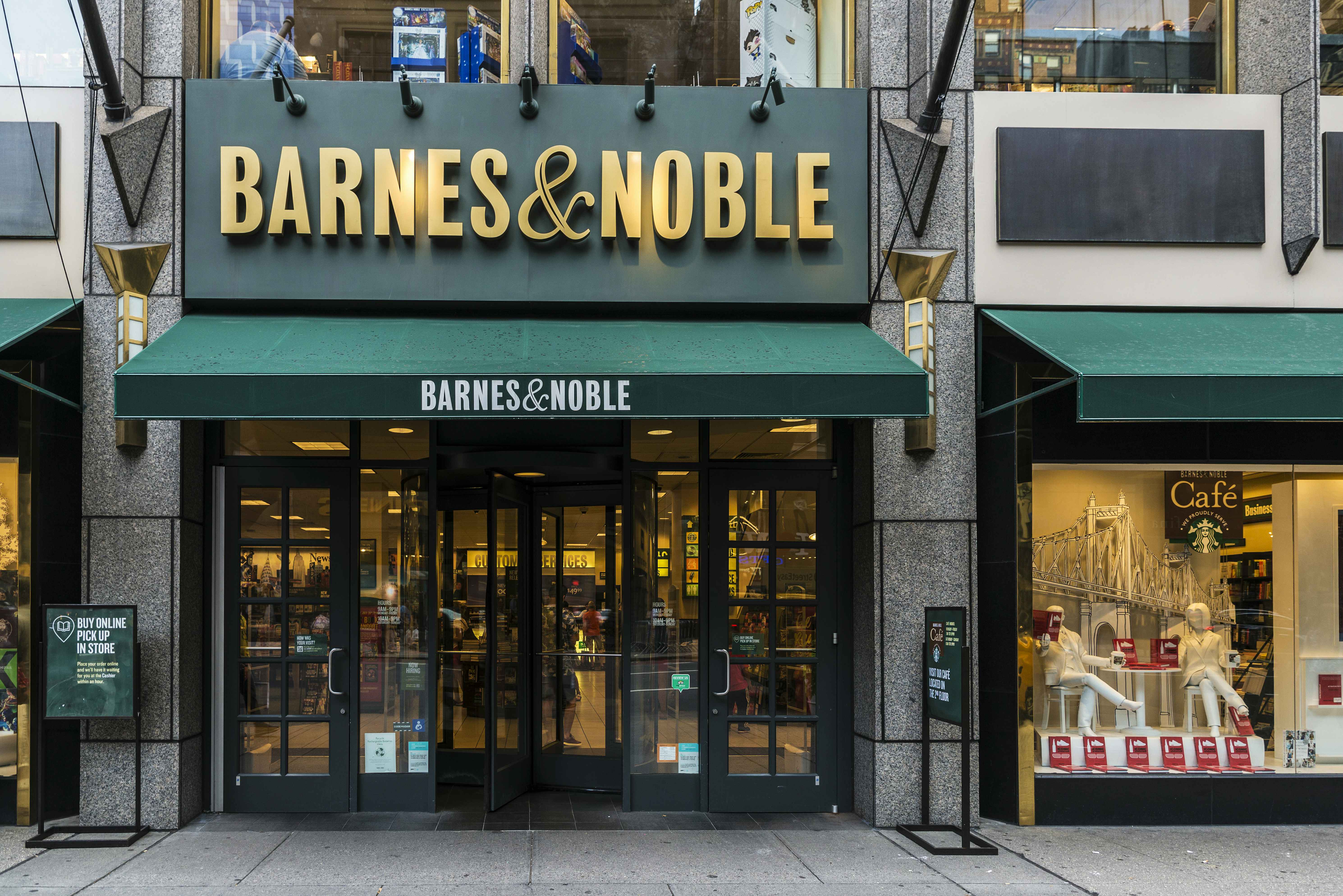 Barnes and Noble black friday store front
