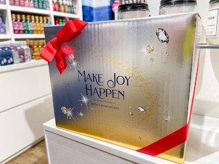 bath body works our merriest gift box ever 2022 1 1669122667 1669122667