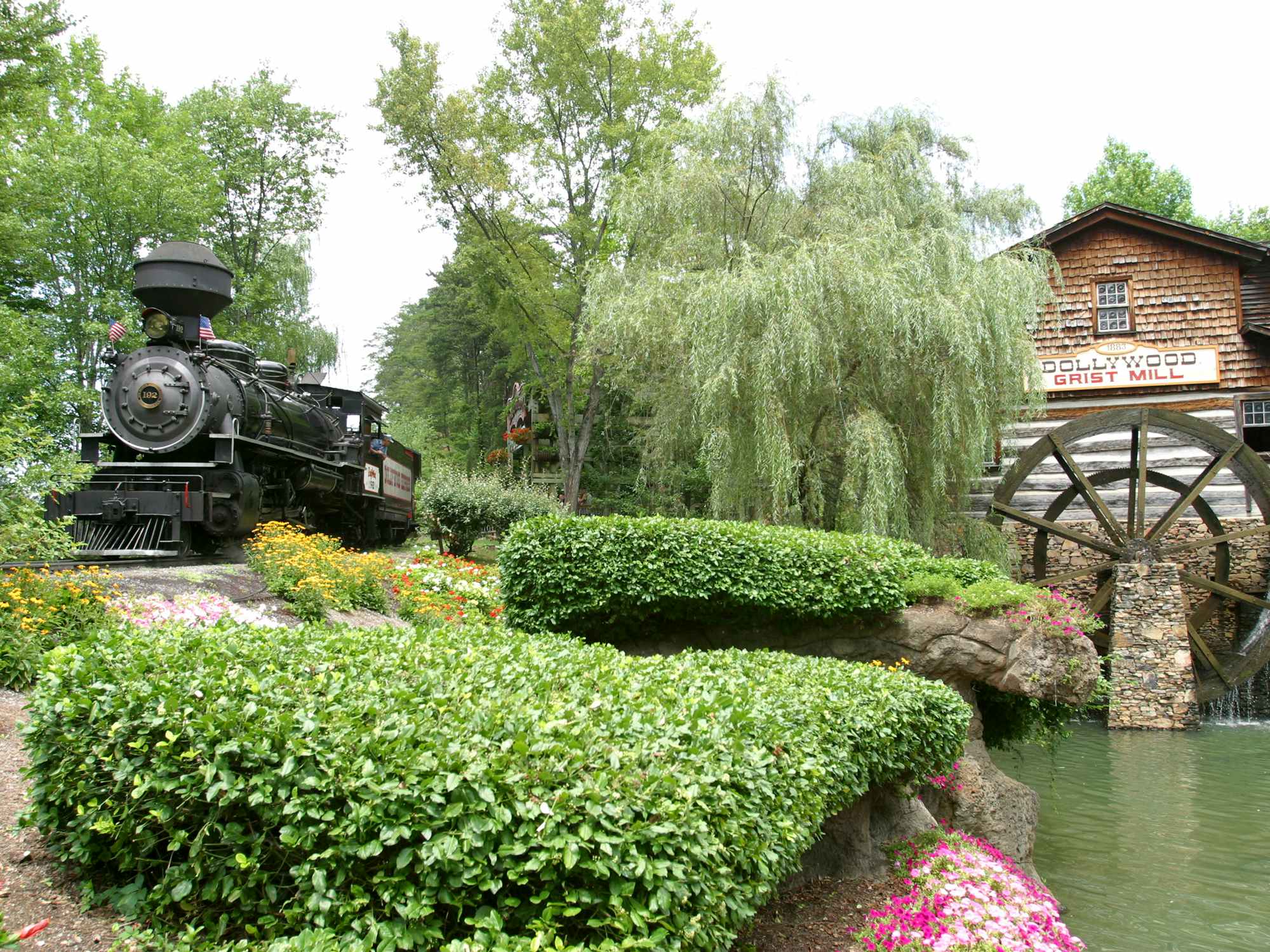 dollywood train and grist mill in gatlinburg tennessee