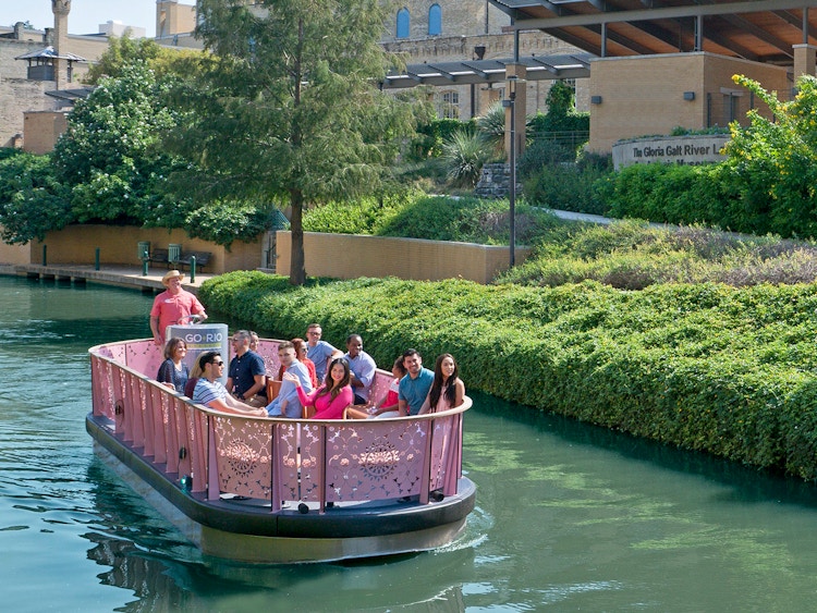 go rio river cruise in san antonio texas