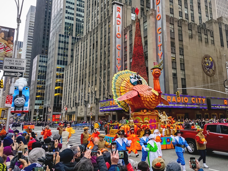 macys thanksgiving day parade turkey float crowd