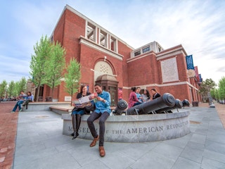 tourists outside the museium of the american revolution in philadelphia pennsylvania