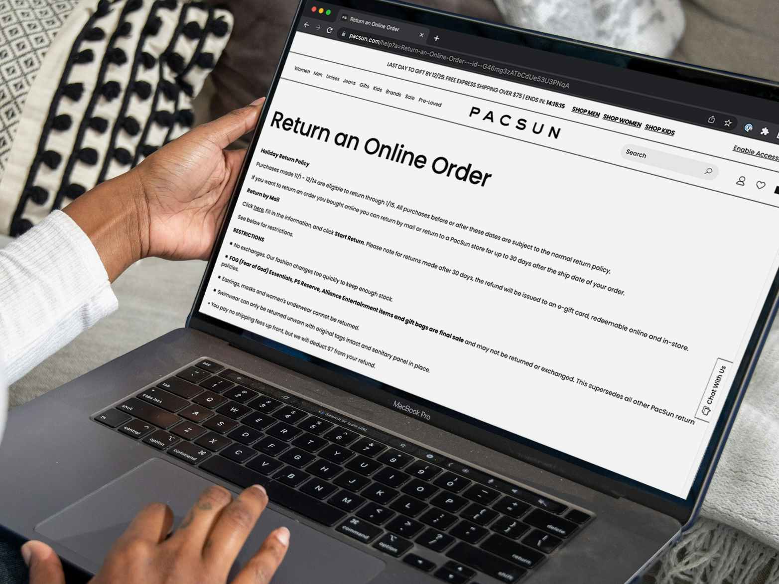 Someone reading the Pacsun return policy on their website