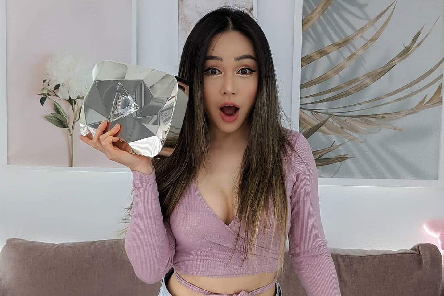 Fitness Youtuber Chloe Ting with her play button