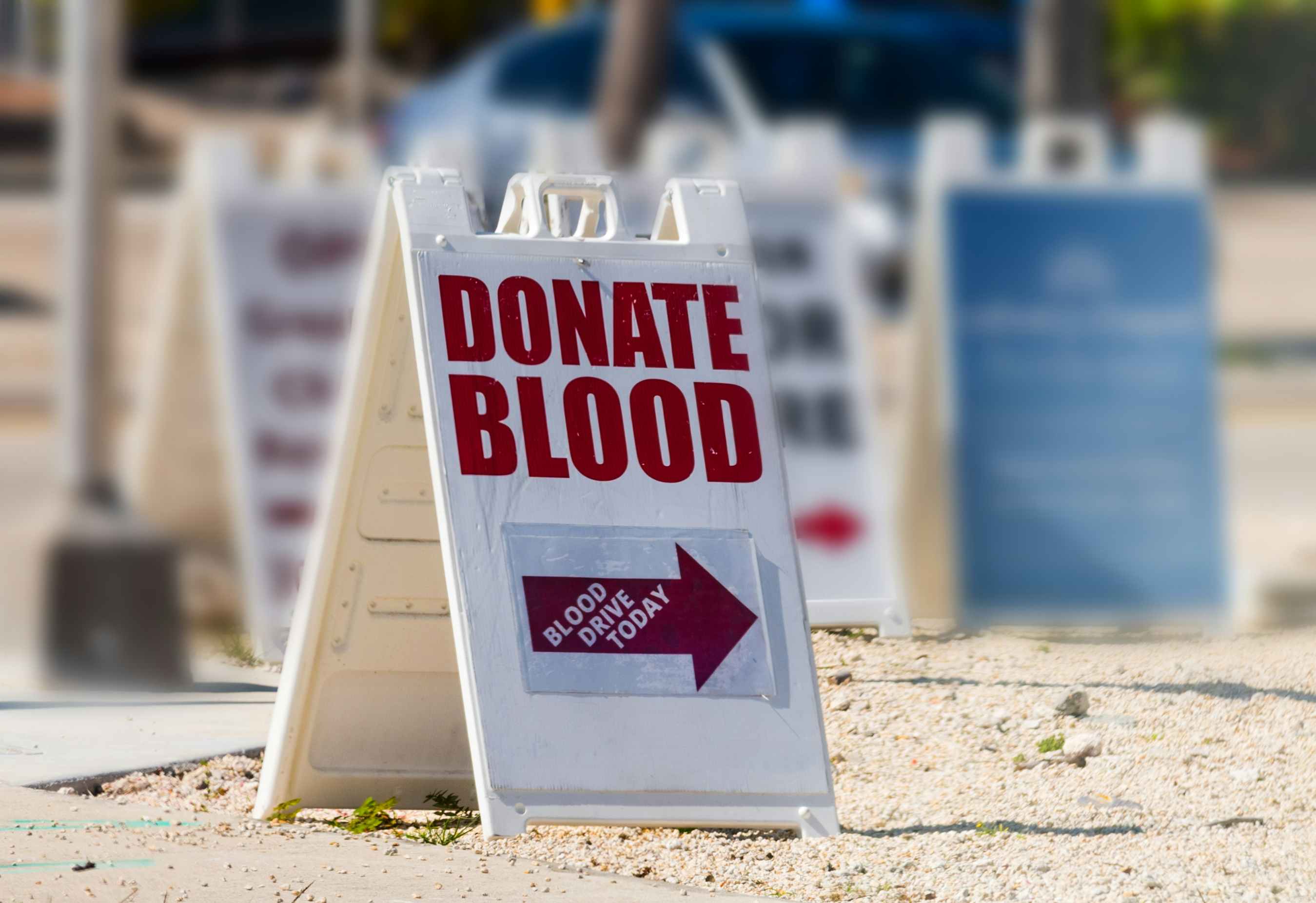 Sign pointing to a blood drive