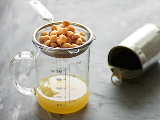 chickpeas draining with strainer to make aquafaba