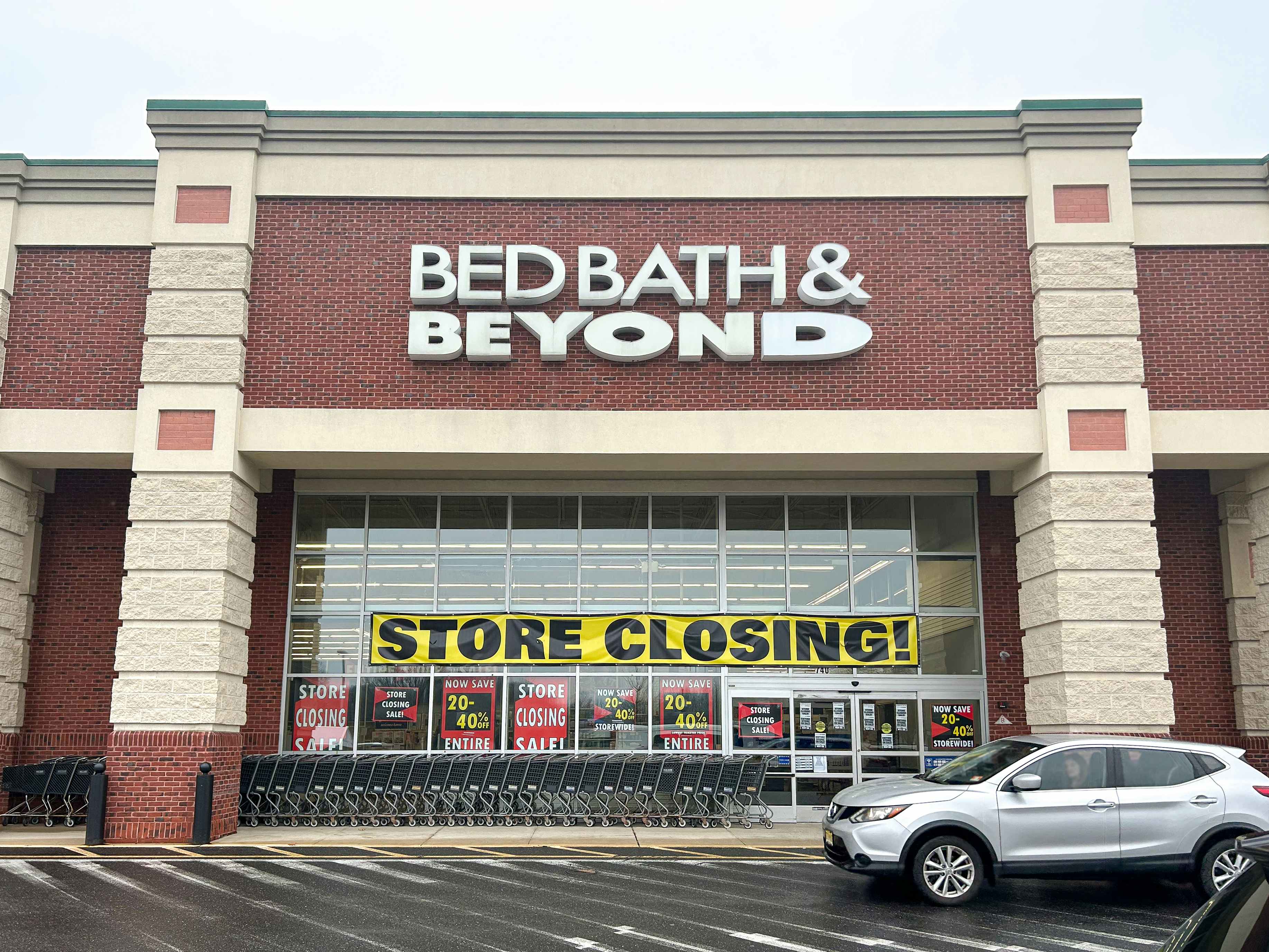 bed bath and beyond store closing entrance with banner