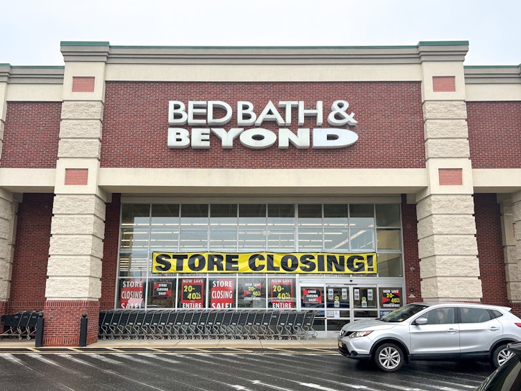 bed bath and beyond store closing entrance with banner