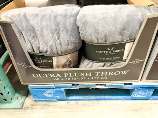 costco monte and jardin plush throw feb 2023 1676902141 1676902141