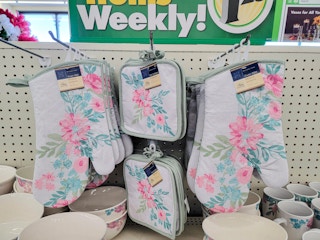 floral printed pot holders and oven mitts
