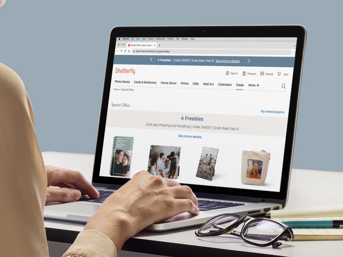 person on laptop browsing freebies on shutterfly site