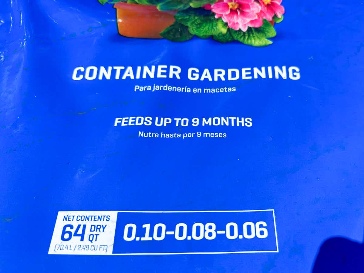 The label on a bag of container gardening soil potting mix showing the bag size is 64 quarts (70.4 L / 2.49 CU FT.