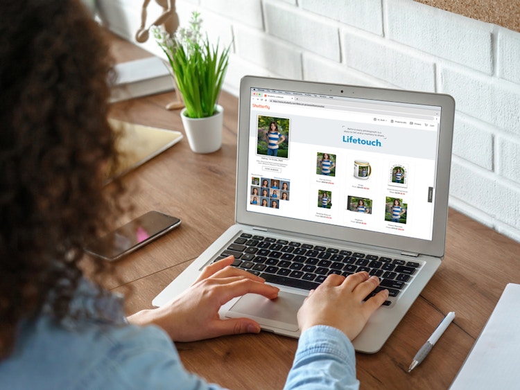 person on laptop looking at lifetouch school photos on shutterfly site