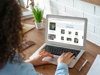 person on laptop looking at lifetouch school photos on shutterfly site