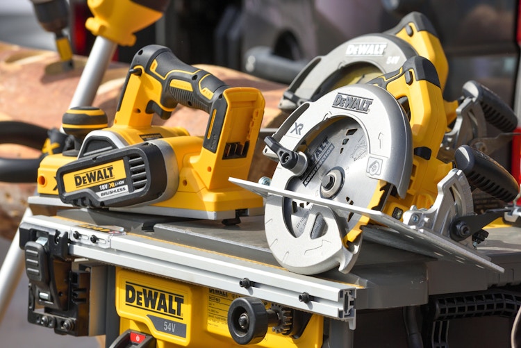 Some power tools sitting on a workbench