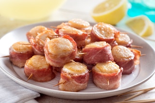 bacon wrapped scallops on a plate