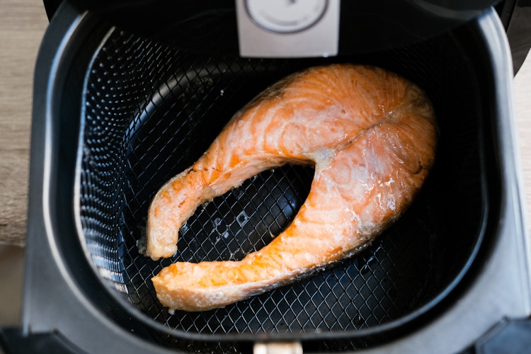 salon steak cooking in an air fryer tray 