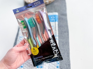 amazon reach toothbrushes six pack2 1681929330 1681929330