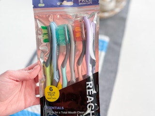 amazon reach toothbrushes six pack3 1681929337 1681929337