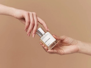two hands touching a dossier frangrance