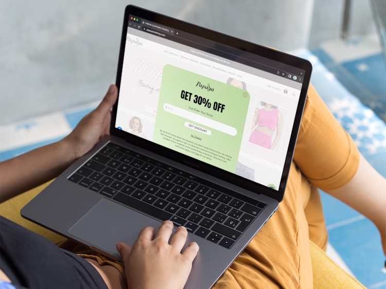 Someone signing up for the Papaya email list to get a 30% off coupon