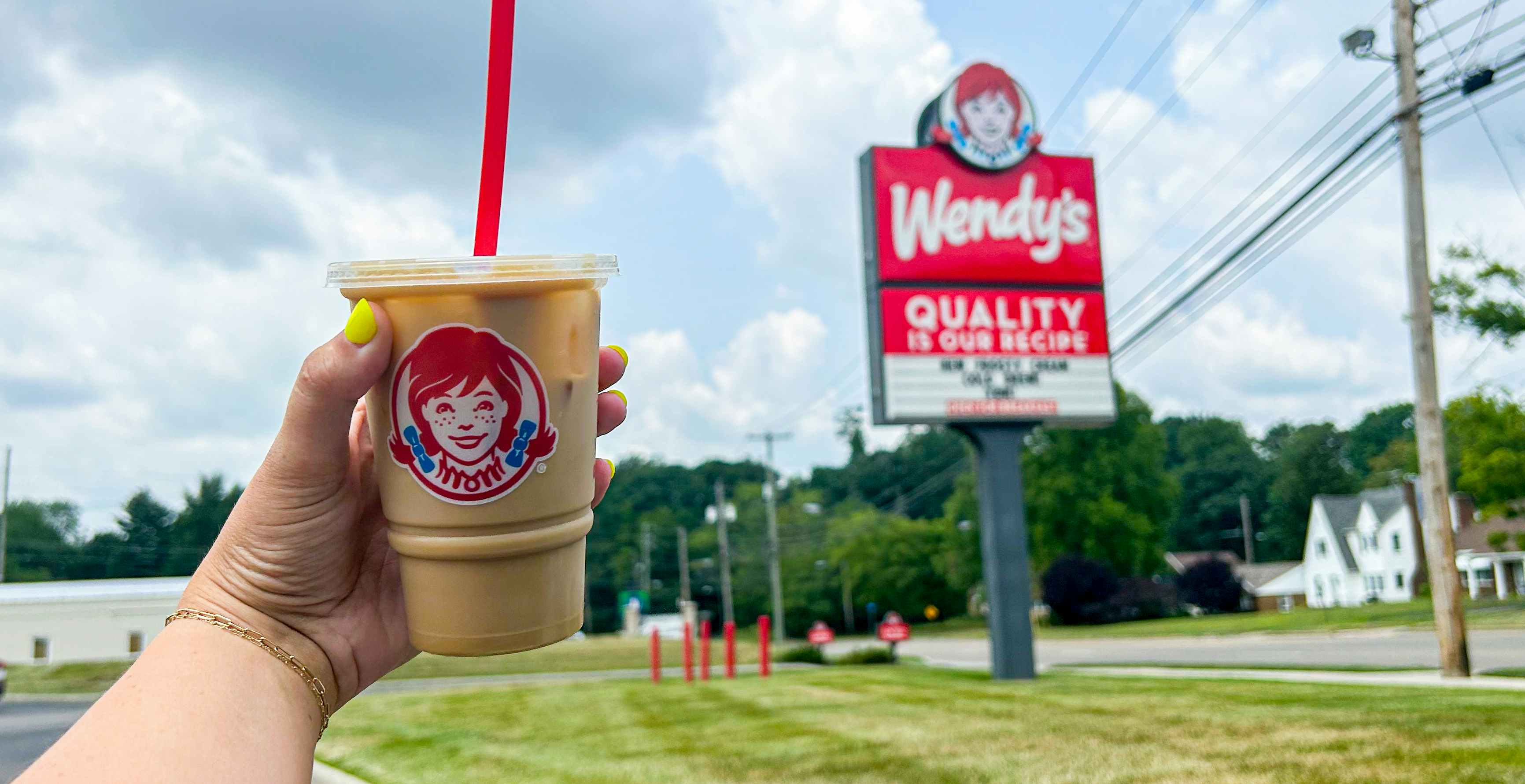 https://prod-cdn-thekrazycouponlady.imgix.net/wp-content/uploads/2023/04/frosty-cream-cold-brew-hand-wendys-sign-kcl-feature-1690307579-1690307579.jpg?auto=format&fit=fill&q=25