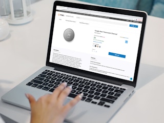 a person looking at the PSE&G site on their macbook