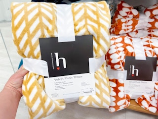 jcpenney home expressions velvet plush throws 2023 2 1680710415 1680710415 scaled