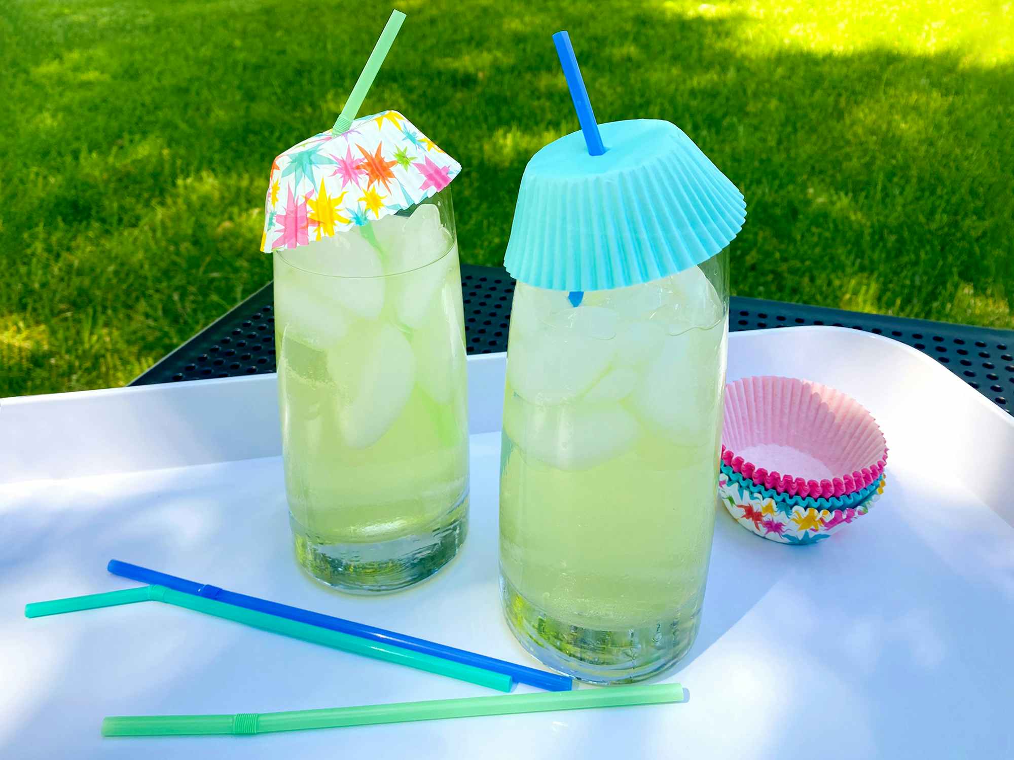 covering drinks with cupcake liners to keep bugs away