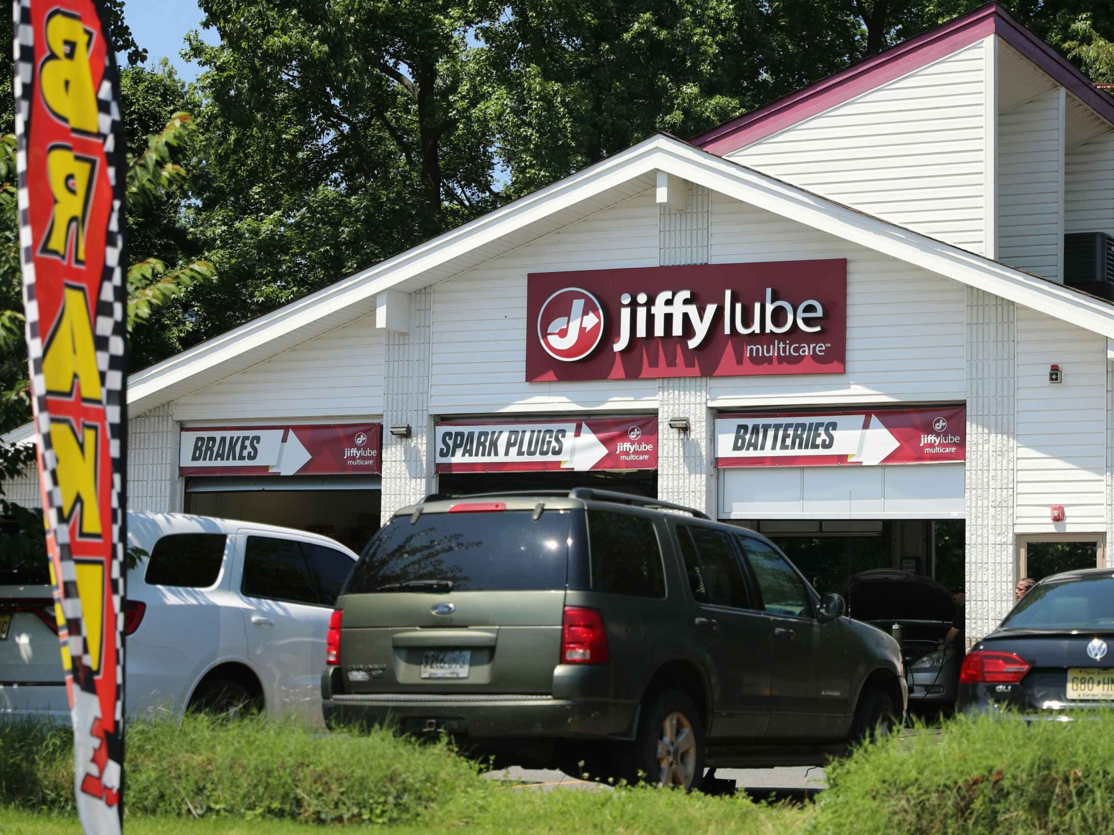 A Jiffy Lube store front for cheapest place to get your brakes done.