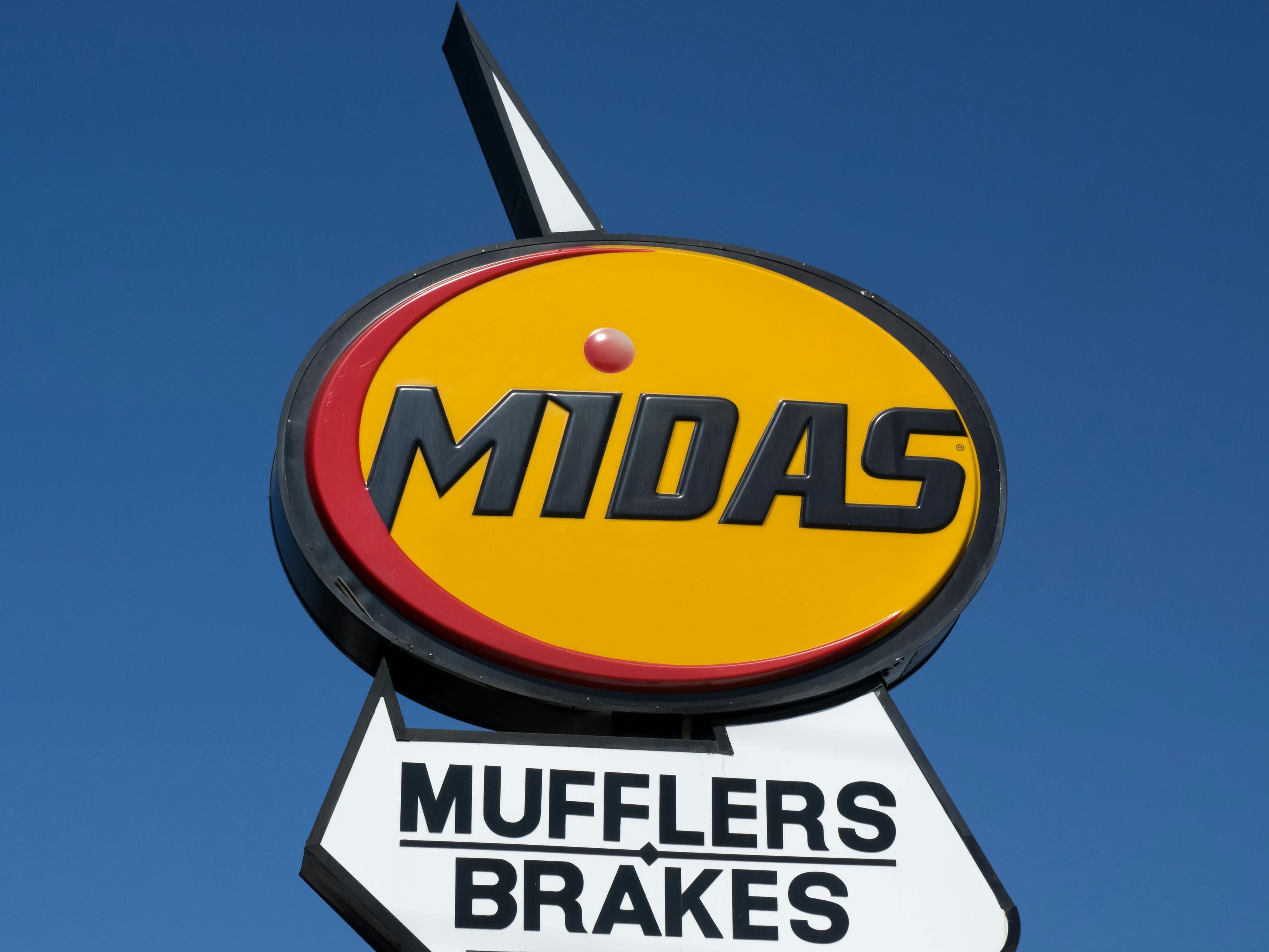 A Midas auto shop sign