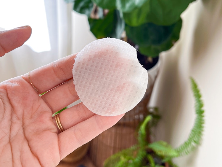 Someone holding a QRx Labs Glycolic Acid pad
