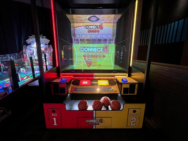 connect 4 hoops arcade game at dave and busters