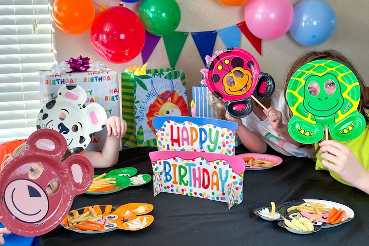 kids wearing zoo plates 