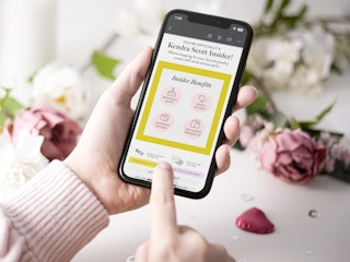 someone looking at an email from Kendra Scott welcoming to the Insider club