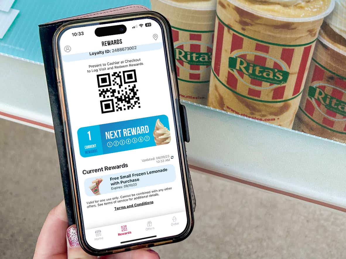 Someone holding their Rita's app displaying an offer for a small frozen lemonade at Rita's